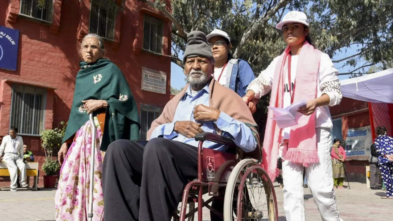 दिल्ली विधानसभा चुनाव: बुजुर्गों ने भी किया उत्साह के साथ मतदान elderly people voted enthusiastically in delhi polls