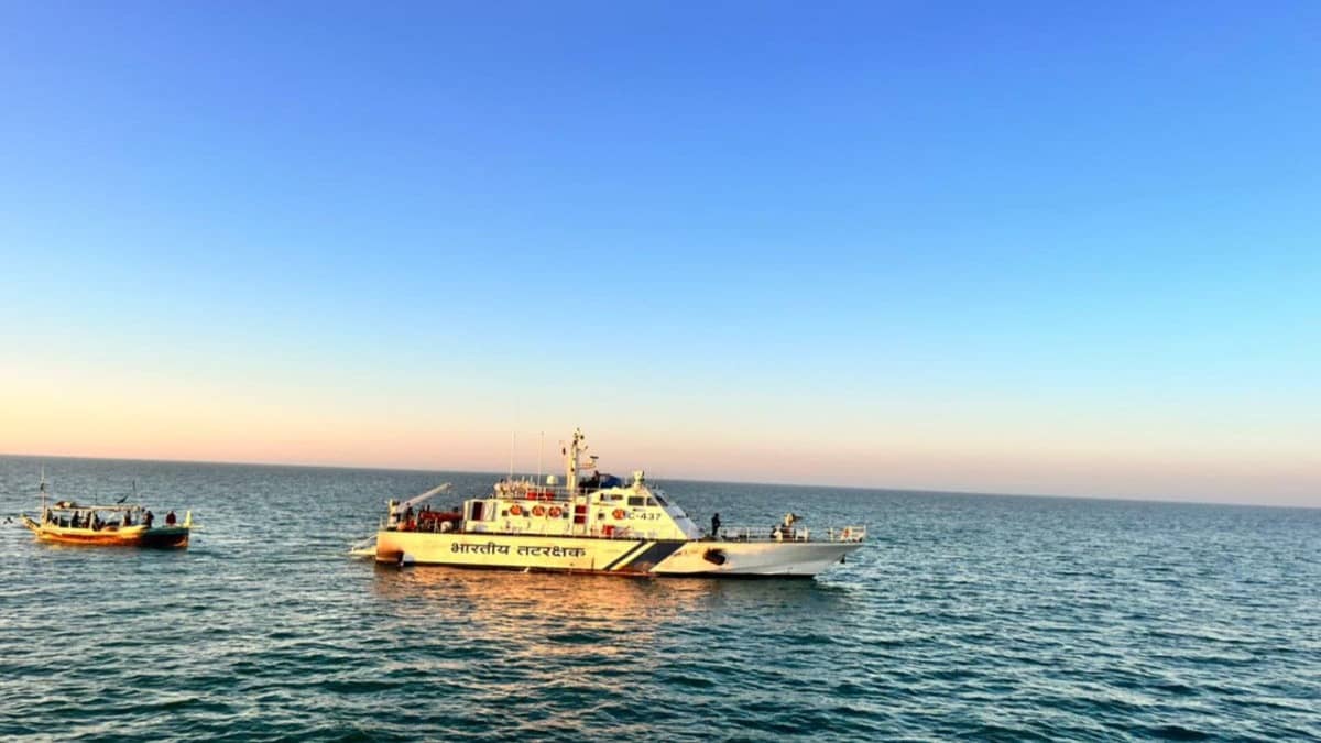 Eleven Pakistani Fishermen Held for Illegally Entering Indian Waters in Gujarat 