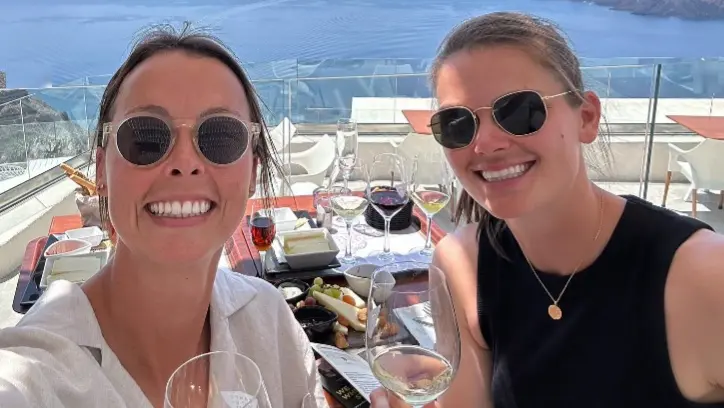 क्रिकेट की पिच पर दुश्मन, लेकिन जिंदगी बिताएंगी साथ; दो चिर प्रतिद्वंद्वियों ने सगाई कर मचाई सनसनी