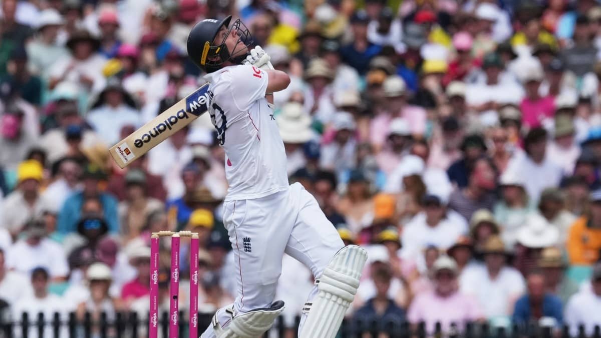 England player Jamie Smith batting in day two of the fifth Ashes