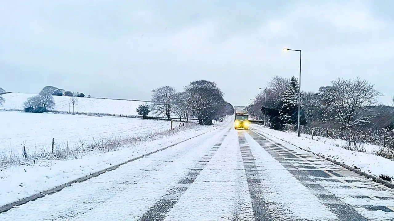 england spreads salt on roads