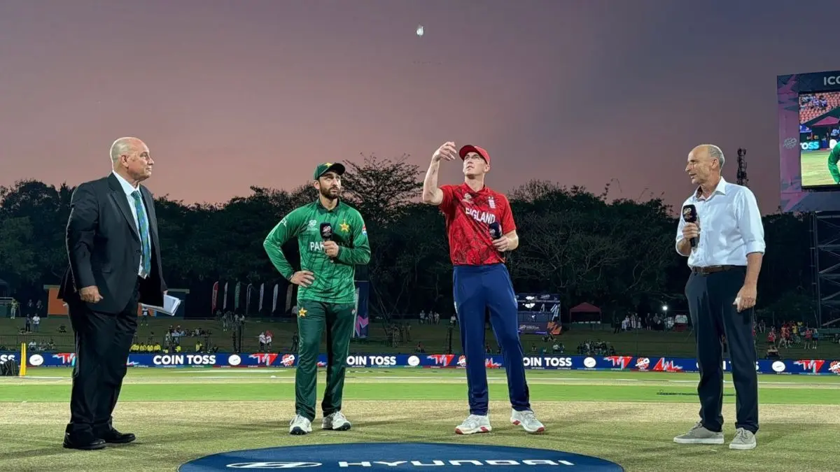 PAK vs ENG: पाकिस्तान ने इंग्लैंड को 165 रन का दिया लक्ष्य, कप्तान और बाबर आजम फिर फ्लॉप, लियाम डॉसन हैट्रिक से चूके England vs Pakistan Super 8