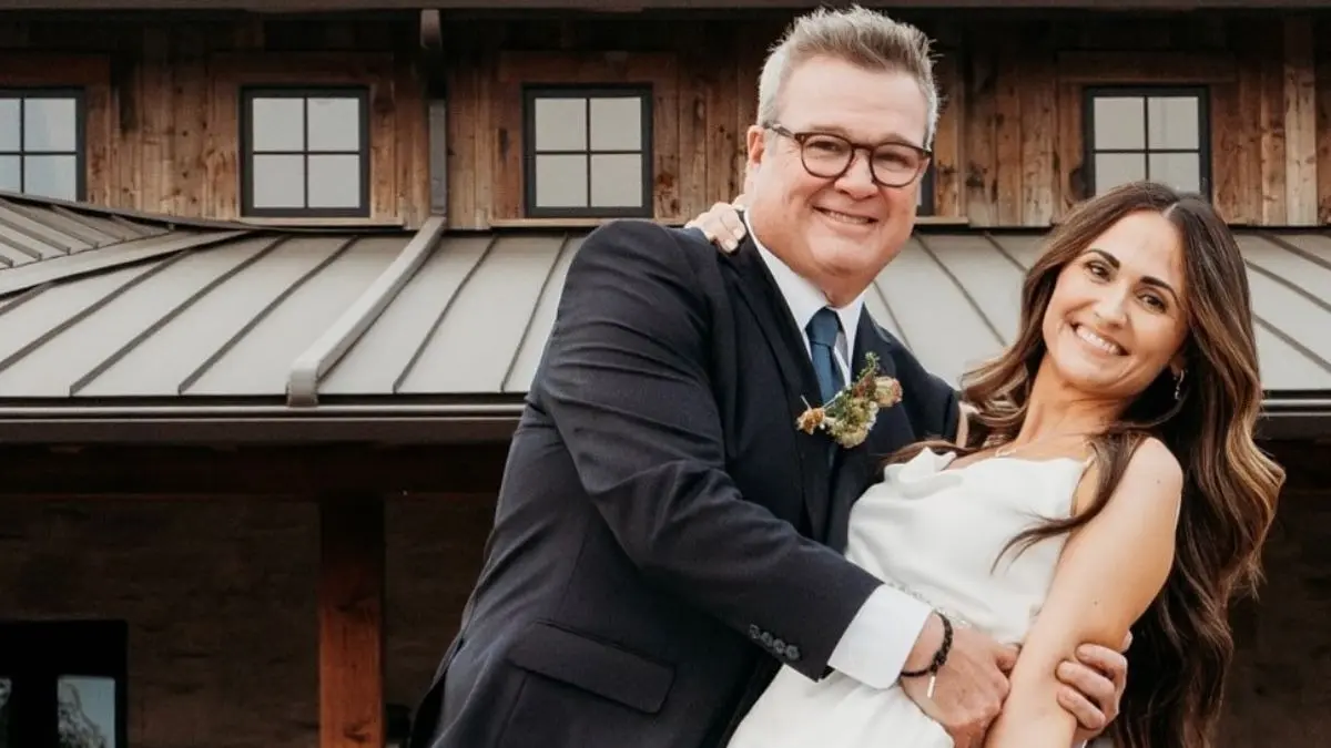 Modern Family's 'Cam' Eric Stonestreet Marries His Longtime Girlfriend Lindsay Schweitzer, 'Mitchell' Jesse Tyler's Comment On Their Wedding Post Is Unmissable Eric Stonestreet marries his longtime partner Lindsay Schweitzer