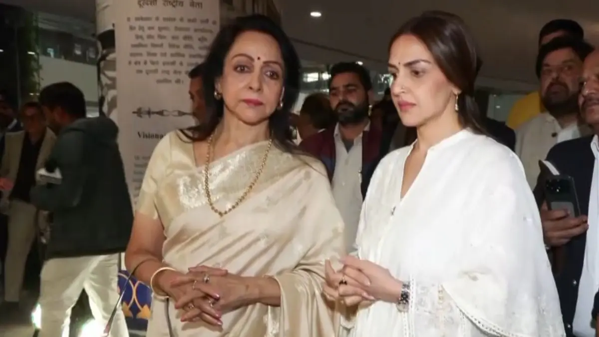 Esha Deol-Hema Malini at Dharmendra's prayer meet