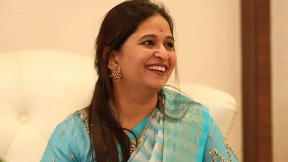 EX-BJP MP Raosaheb Danve's Daughter Joins Shinde Sena Ahead of Polls EX-BJP MP Raosaheb Danve's daughter joins Shinde Sena