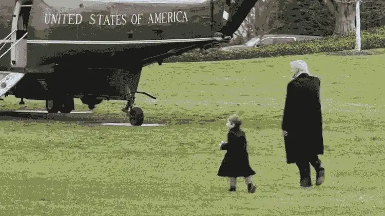 Donald Trump and Elon Musk’s Son Spotted Walking Hand-in-Hand at the White House, Billionaire Reacts US President Donald Trump was spotted walking hand-in-hand with Elon Musk’s son, X Æ A-Xii, before boarding Marine One together.