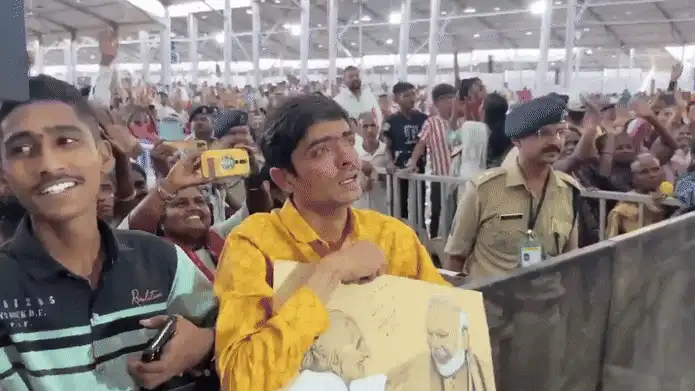 Tears of Emotion: Artist Overwhelmed After Gifting Heeraben’s Portrait to PM Modi | WATCH PM Modi Signs Artist's Painting