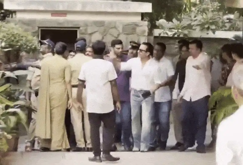 Saif Ali Khan Stabbing Mystery: Sanjay Nirupam Questions Actor's Quick Recovery, Inconsistencies in Police Probe Saif Ali Khan Spotted