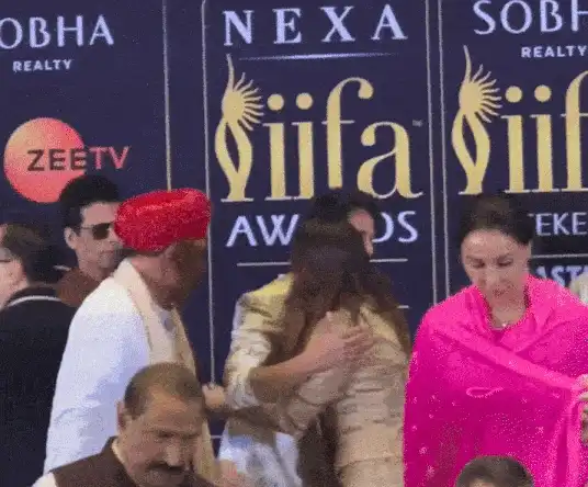 Shahid Kapoor-Kareena Kapoor share a hug at IIFA 2025