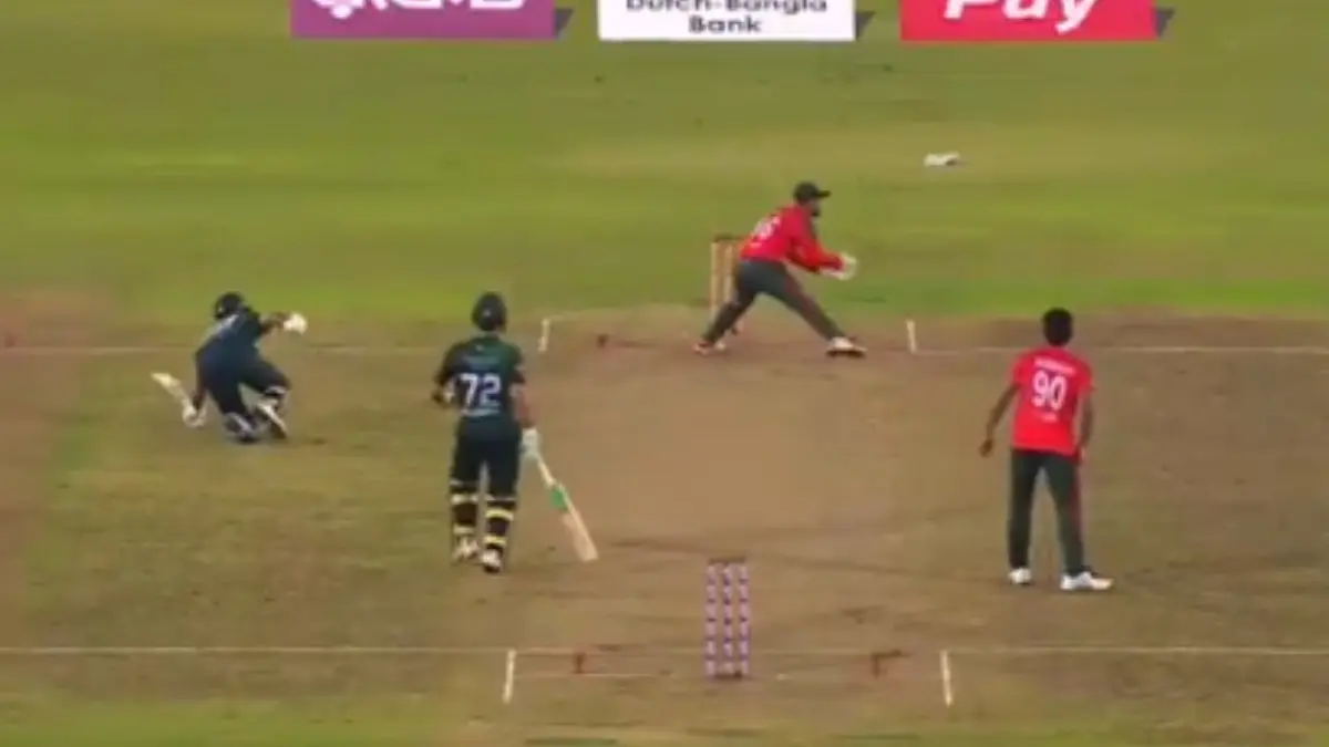BIZARRE! Fakhar Zaman's Comical Runout During Pakistan vs Bangladesh Will Drive Away Your Monday Blues | WATCH VIDEO Fakhar Zaman Runout