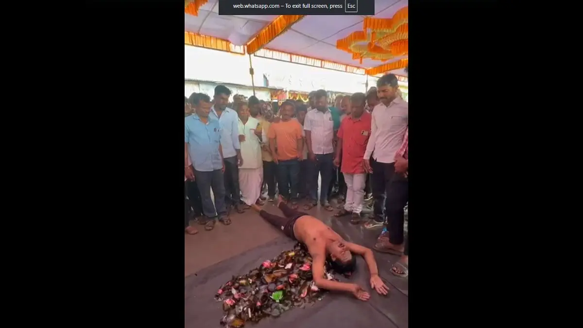 Farmer Lies on Glass Shards in Belagavi Sugarcane Protest, Tensions Rise Over MLA’s Remarks Farmer Lies on Glass Shards in Belagavi Sugarcane Protest, Tensions Rise Over MLA’s Remarks