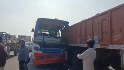 Fatehpur Bus Accident: 17-Year-Old Student Killed, 14 Injured As School Bus Rams Into Truck