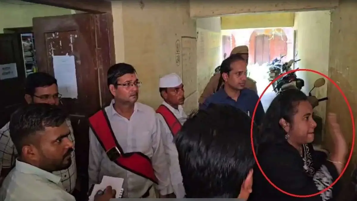 Viral Video: Fatehpur DM Pays Suprise Visit; Slaps Man for Colliding with Her Fatehpur DM Slaps man during surprise visit