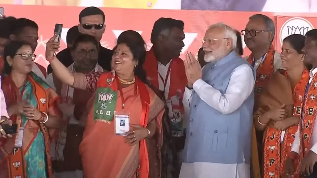 PM की रैली में जब मंच पर महिला नेता लेने लगी सेल्फी, जोड़कर पीछे खड़े हो गए मोदी; फिर... Female leader took selfie with PM Modi in Bokaro rally