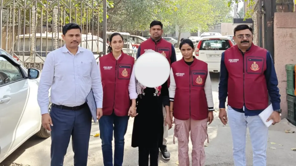 दिल्ली पुलिस की क्राइम ब्रांच को बड़ी सफलता, पहचान बदलकर रह रही महिला नक्सली को किया गिरफ्तार; 3 मुठभेड़ में रही है शामिल Female Naxalite arrested