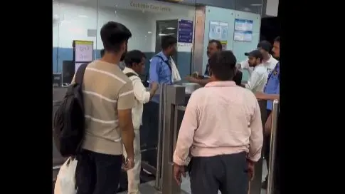 Delhi Metro Station: Man Trying To Stop A Fight Ends Up Getting Slapped