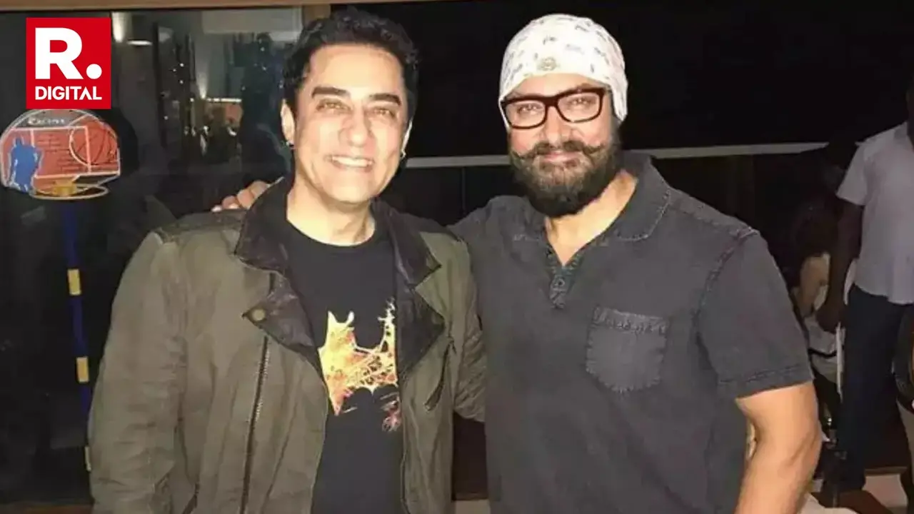 Aamir Khan's Brother Faisal Buys Vegetable From Street Vendor Who Demands Mela 2 In Return | VIRAL File photo of Aamir Khan with his brother Faisal Khan