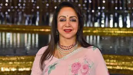 Hema Malini Viral Video: Fan Forcibly Puts Arm Over Dream Girl Actress' Shoulder, She Shrugs It Off File photo of Hema Malini