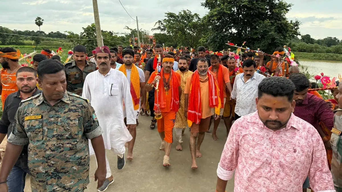 FIR Filed Against BJP MPs Manoj Tiwari And Nishikant Dubey For Entering Baba Baidyanath Temple's Sanctum Sanctorum FIR Filed Against BJP MPs Manoj Tiwari And Nishikant Dubey For Entering Baba Baidyanath Temple's Sanctum Sanctorum
