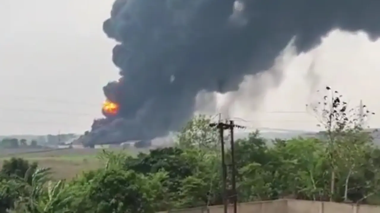 West Bengal: Fire Breaks Out at a Chemical Factory in Domjur, Howrah Fire breaks out at a chemical factory in Domjur, Howrah