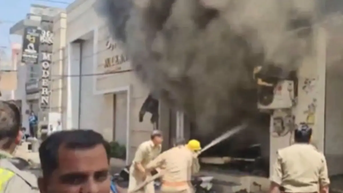 Massive Fire Breaks Out at Showroom in UP's Pilibhit, Blanket of Thick Smoke Covers Sky Fire Breaks Out at Pilibhit Showroom
