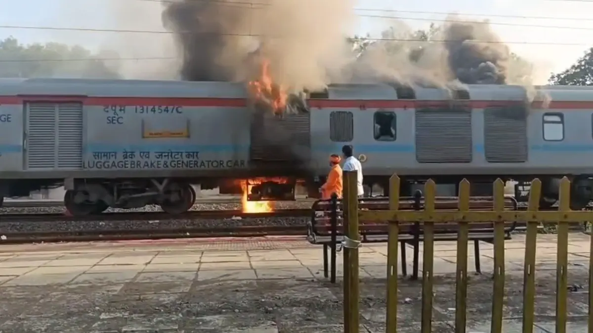 Fire Breaks Out In Bilaspur-Bikaner Train Near Ujjain, No Casualties Reported | VIDEO