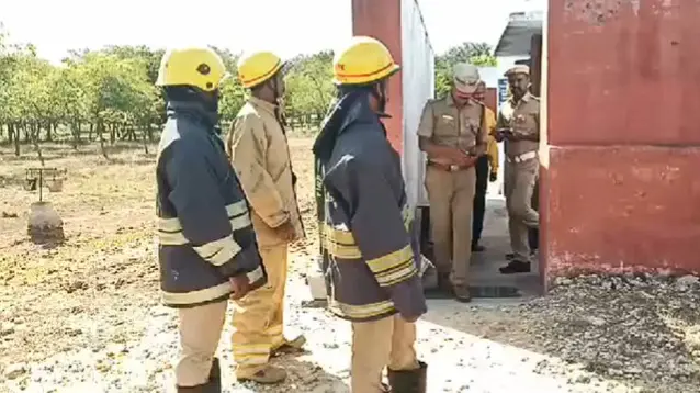 बरेली में मांझा बनाने की फैक्टरी में विस्फोट, तीन लोगों की मौत barelee mein maanjha banaane kee phaiktaree mein visphot, teen logon kee maut 62 / 5,000 Explosion in a Manjha making factory in Bareilly