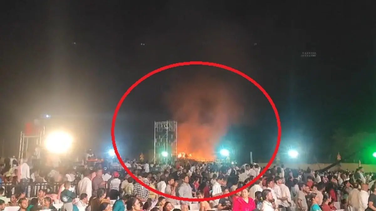Fire Erupts At Hampi Festival As Karnataka CM Siddaramaiah Attends Inauguration Fire Erupts At Hampi Festival As Karnataka CM Siddaramaiah Attends Inauguration