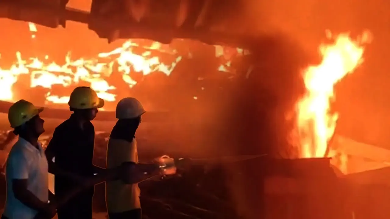 Gujarat: वलसाड इलाके में लगी भीषण आग, 15 से ज्यादा गोदाम जलकर खाक, मौके पर दमकल की कई गाड़ियां मौजूद Fire in warehouses