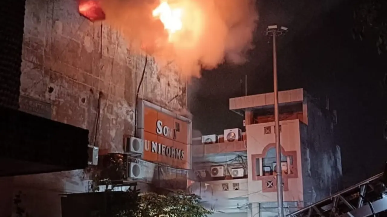 Fire Breaks Out Cafe in Mayur Vihar