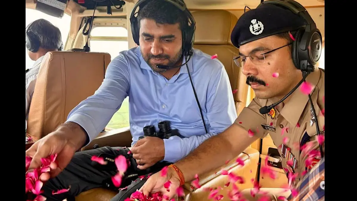 Viral Video: Helicopter Showers Flowers On Kanwariyas In Meerut | Watch Flowers on Kanwariyas in Meerut