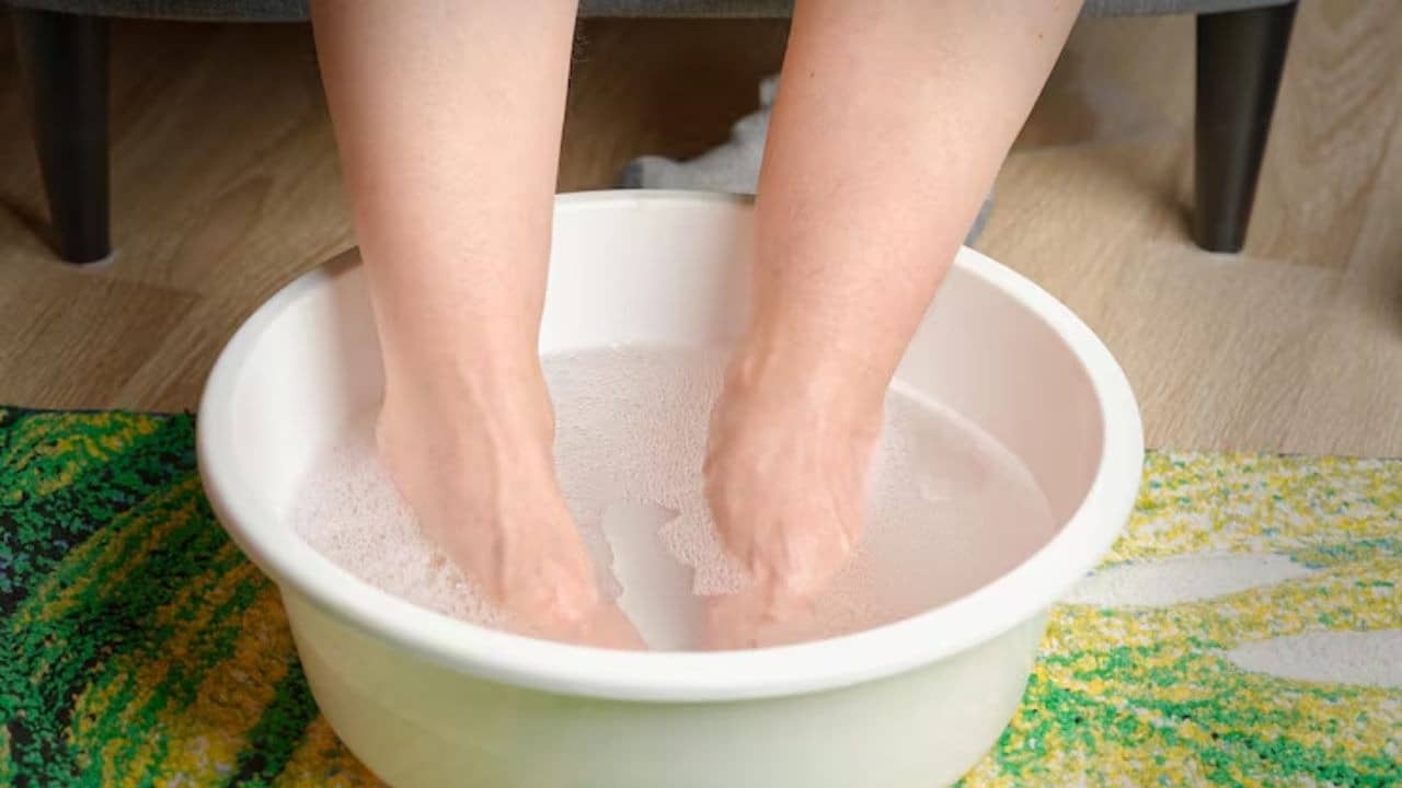Soak your feet in hot water for 15 minutes every day, you get many health benefits, you will get relief from stress.