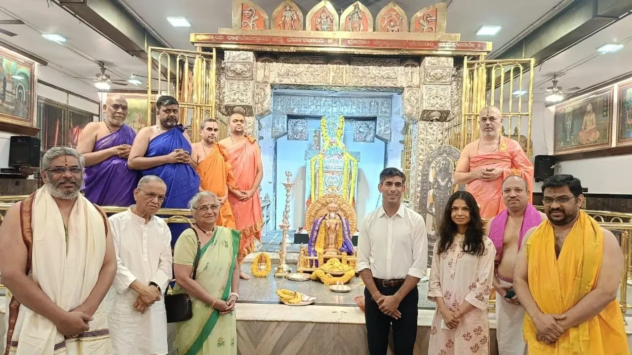 Rishi Sunak, Narayana Murthy Offer Prayers at Sri Raghavendra Swamy Mutt in Nanjangud Former British PM Rishi Sunak, wife Akshata Murthy, Infosys co-founder Narayana Murthy and Rajya Sabha MP Sudhar Murthy offer prayers at Sri Raghavendra Swamy Mutt in Nanjangud