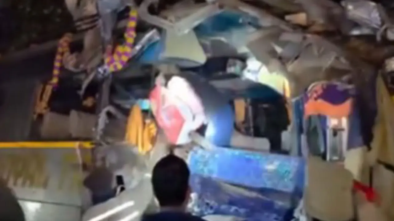 Four Pilgrims Killed, 20 Injured in Truck-Bus Collision in UP's Basti