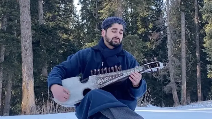 Kashmiri Youth's Rabab Rendition of 'Mera Haath Mei Tera Haath Ho' Is All You Need To Watch Today Furquan Bashir, Kashmiri Youth
