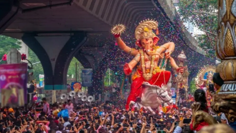 23-Foot Eco-Friendly Ganpati Idol Made from Used Flowers and Tissue Paper Draws Crowd in Mumbai Ganesh Chaturthi celebration 2024 In Pune