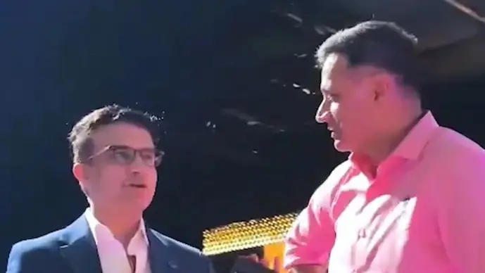 Ganguly and Dravid having a chat.