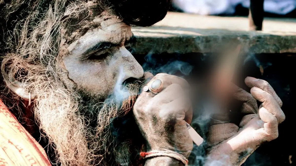 Ganja-ke-Kash-Leta-hua-Sadhu