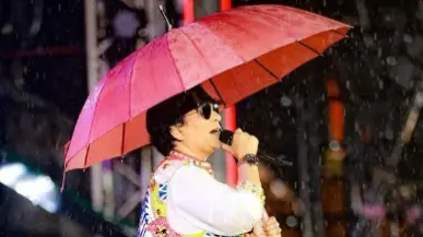 No Stopping 'Garba Queen' Falguni Pathak As She Sings Navratri Melodies Even During Heavy Rainfall 'Garba Queen' Falguni Sings Navratri Melodies Amid Heavy Rainfall