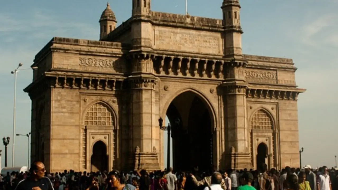 नाव हादसे के बाद गेटवे ऑफ इंडिया पर लाइफ जैकेट पहनना अनिवार्य