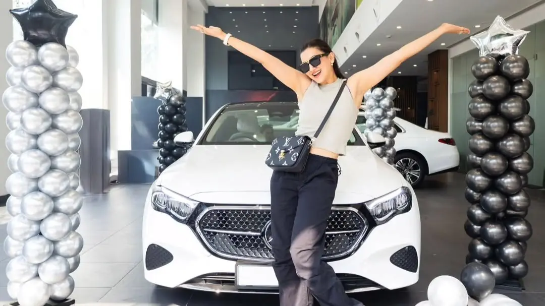 Gauahar Khan Is A Proud Owner Of New Swanky Mercedes Benz Costing Whopping ₹78.50 Lakh Gauahar Khan gifted herself a brand new white Mercedes-Benz C-Coupe