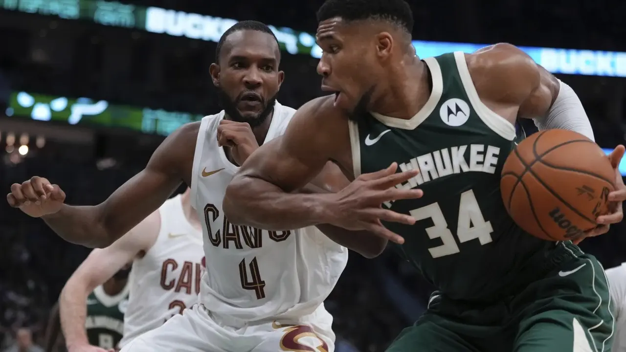 Bucks 'haven't been able to sustain 48 minutes' of solid basketball as they await Middleton's return Giannis Antetokounmpo