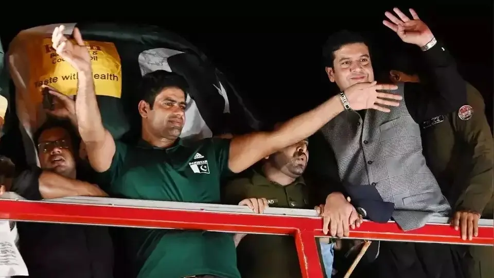 gold medalist pakistan athlete arshad nadeem gets emotional after meet mother at home