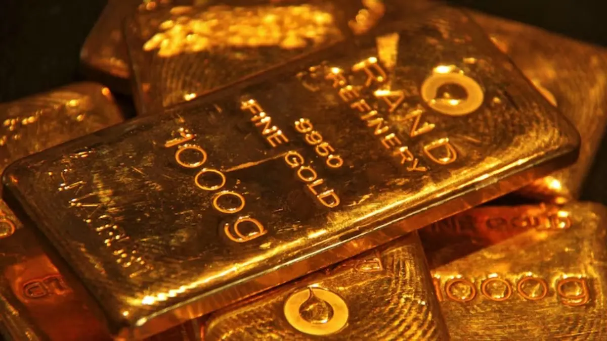 Gold prices dip