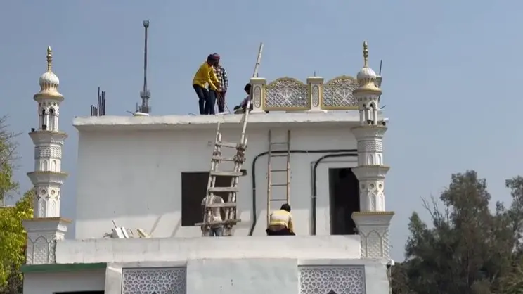 गोरखपुर की मस्जिद पर चला हथौड़ा, GDA ने दिया था 15 दिन का अल्टीमेटम, अब हरकत में आई मस्जिद कमेटी; जानें पूरा मामला Gorakhpur Mosque Demolish.