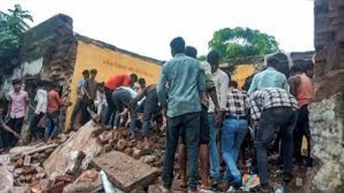 Government School's Roof Collapses In Rajasthan's Bharatpur; Students Escape Injury As Teacher Evacuates 40 Students Government School's Roof Collapses In Rajasthan's Bharatpur; Students Escape Injury As Teacher Evacuates 40 Students