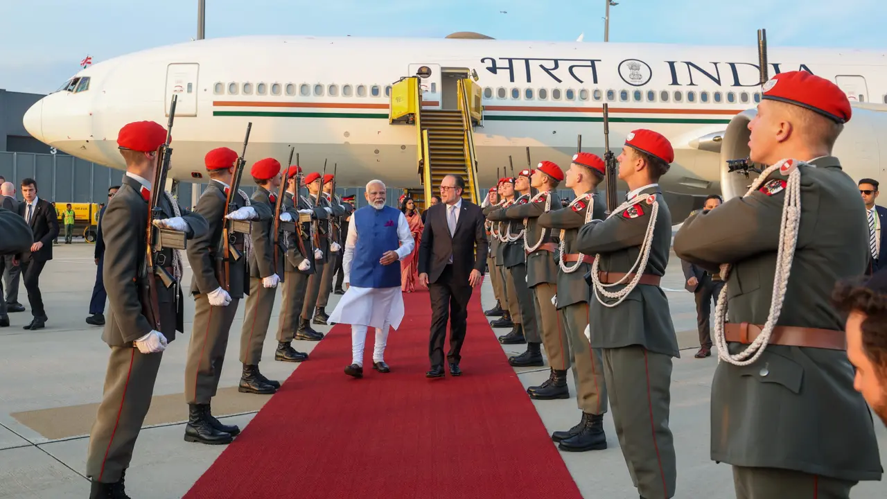 PM Modi Reaches Austria, Receives Red Carpet Welcome At Airport | LIVE PM Modi in Austria