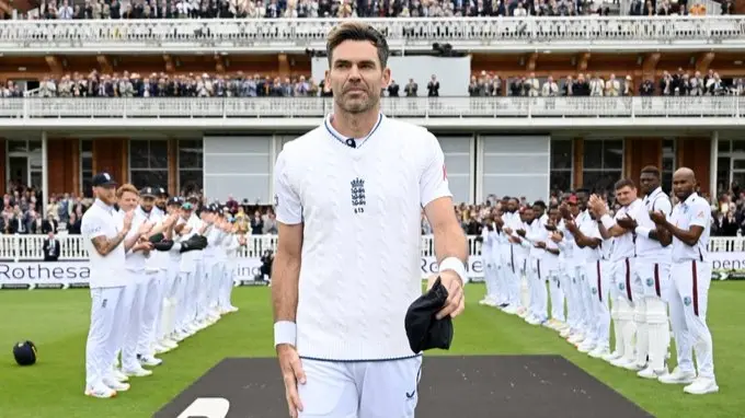 James Anderson recieve guard of honor by WI and ENG team