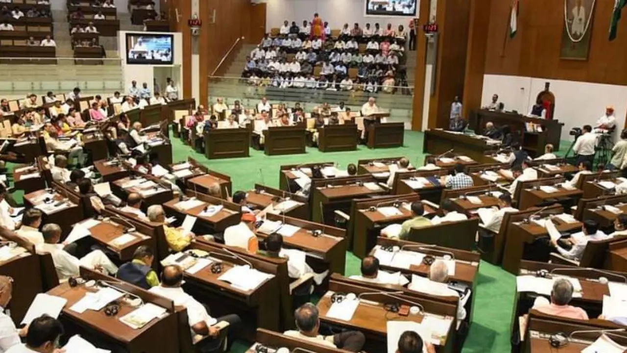 गुजरात विधानसभा में आदिवासी छात्रवृत्ति के मुद्दे पर हंगामा, AAP-कांग्रेस विधायक बाहर निकाले गए gujarat assembly