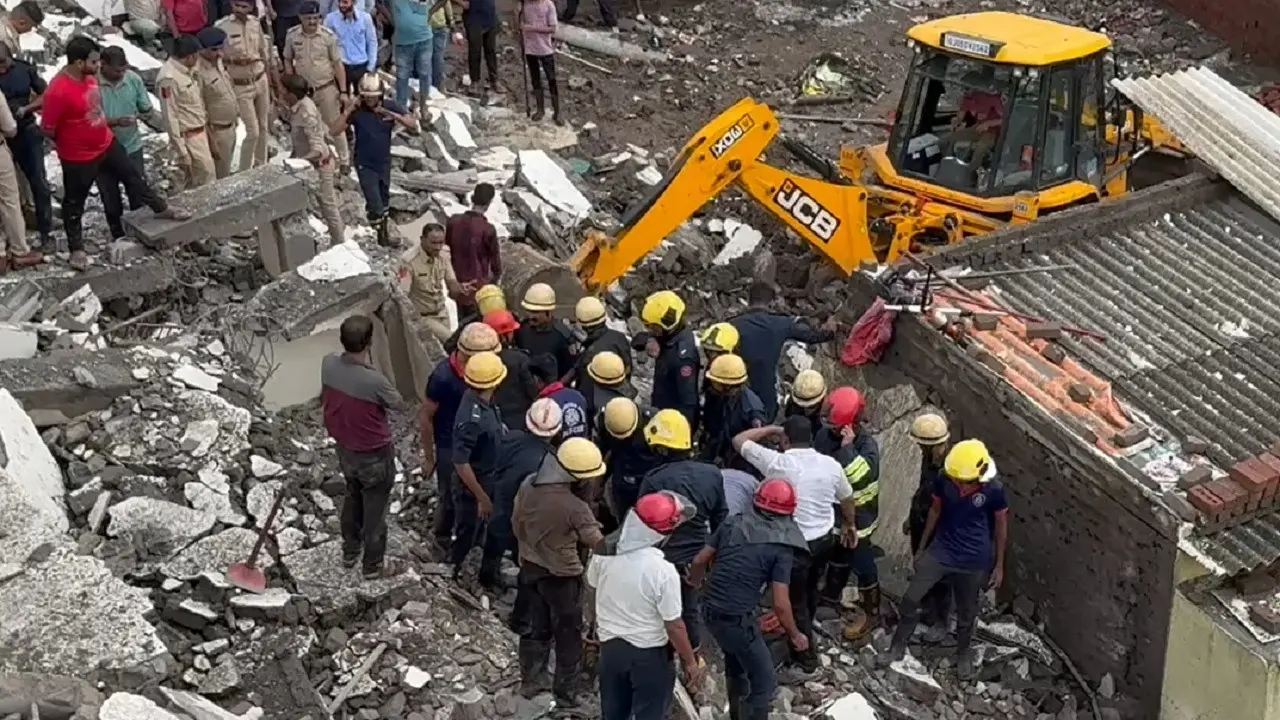 Gujarat: सूरत में ढही जर्जर बहुमंजिला इमारत, हुआ बड़ा हादसा; मलबे में कई लोगों के दबे होने की आशंका gujrat-building-collaips